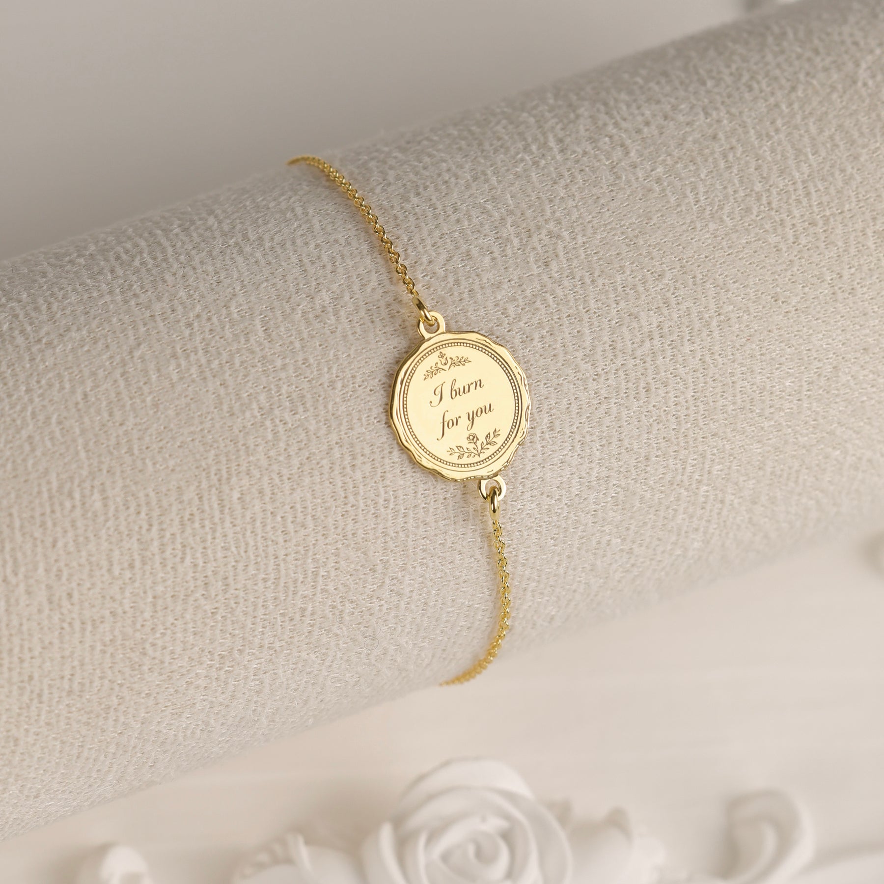 bratara argint placat cu aur i burn for you pandantiv oval gravat regency love letters collection maison stephanie