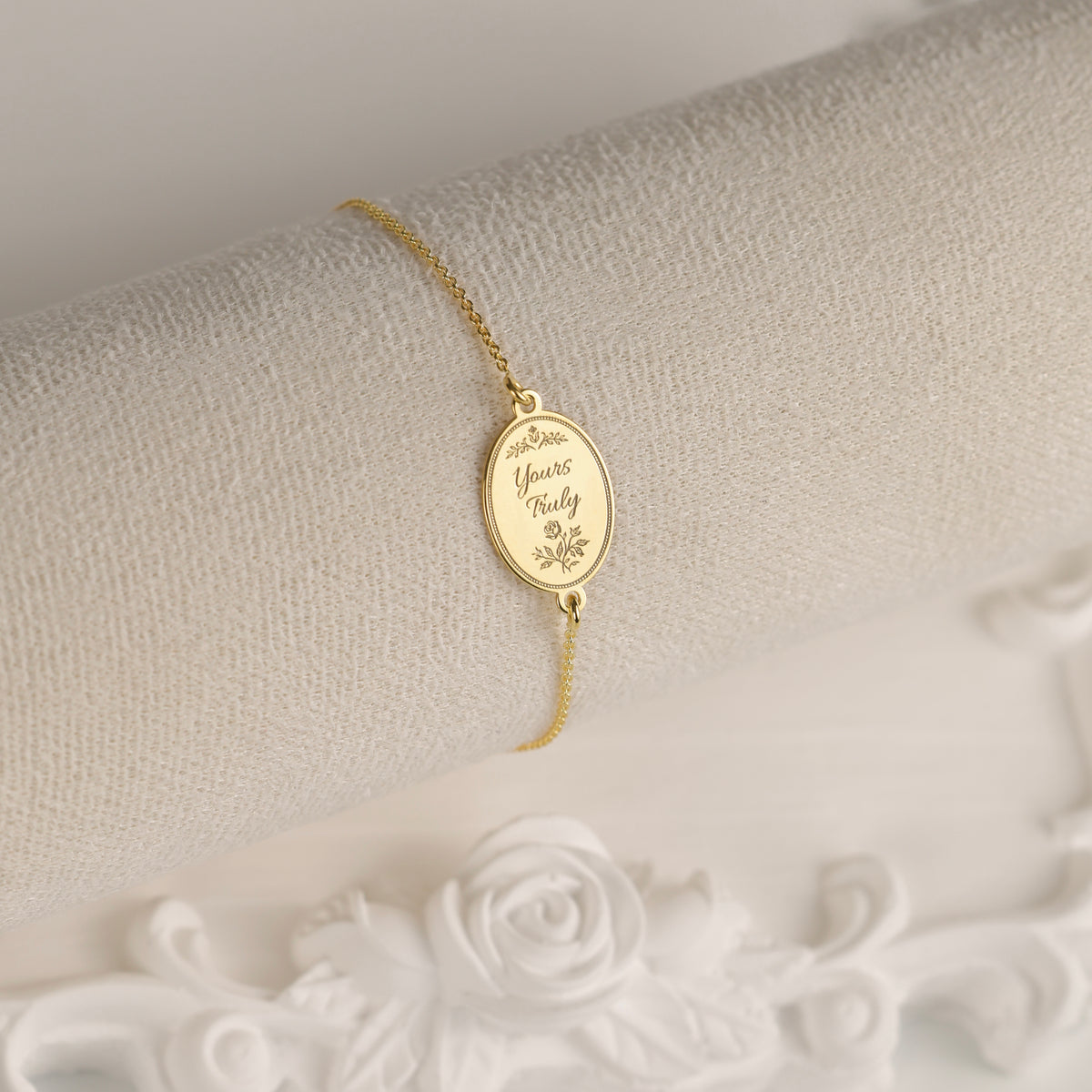 bratara argint placat cu aur yours truly pandantiv oval gravat regency love letters collection maison stephanie