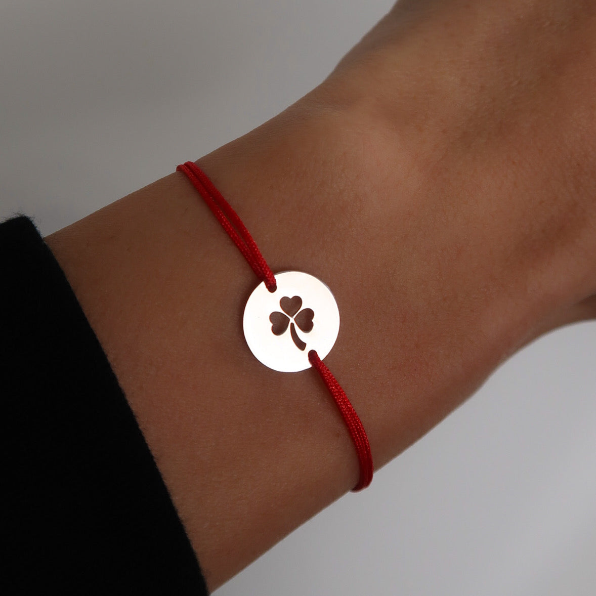 Brățară Mărțișor Bănuț Trifoi din argint 925 – bijuterie Maison La Stéphanie, simbol al norocului și al energiei pozitive, cadou elegant pentru 1 Martie si 8 Martie.