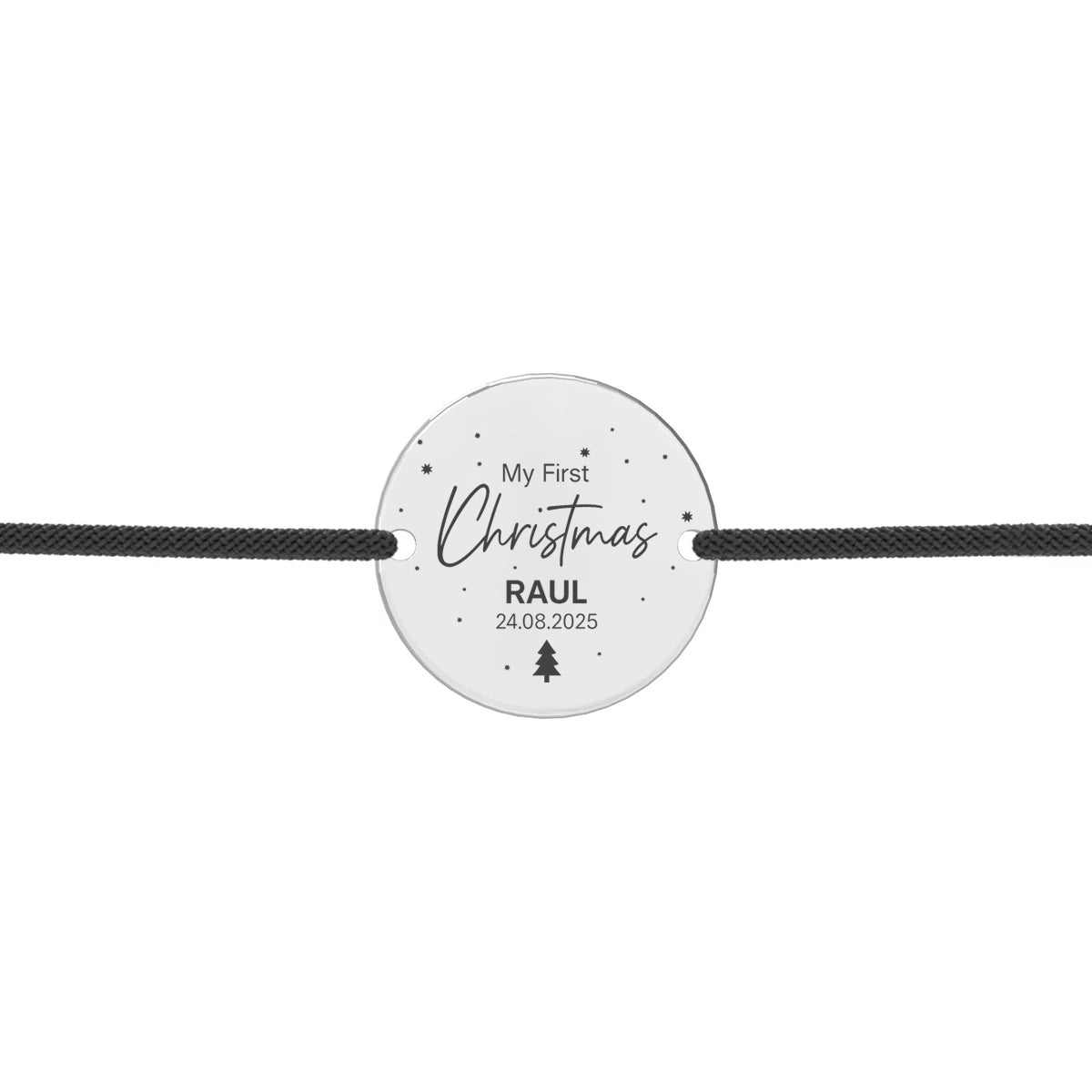 Brățară pentru nou-născut cu șnur reglabil și bănuț rotund de 16 mm din argint 925, gravat cu textul “My First Christmas”, numele copilului și data nașterii, decorată cu mici simboluri de iarnă.