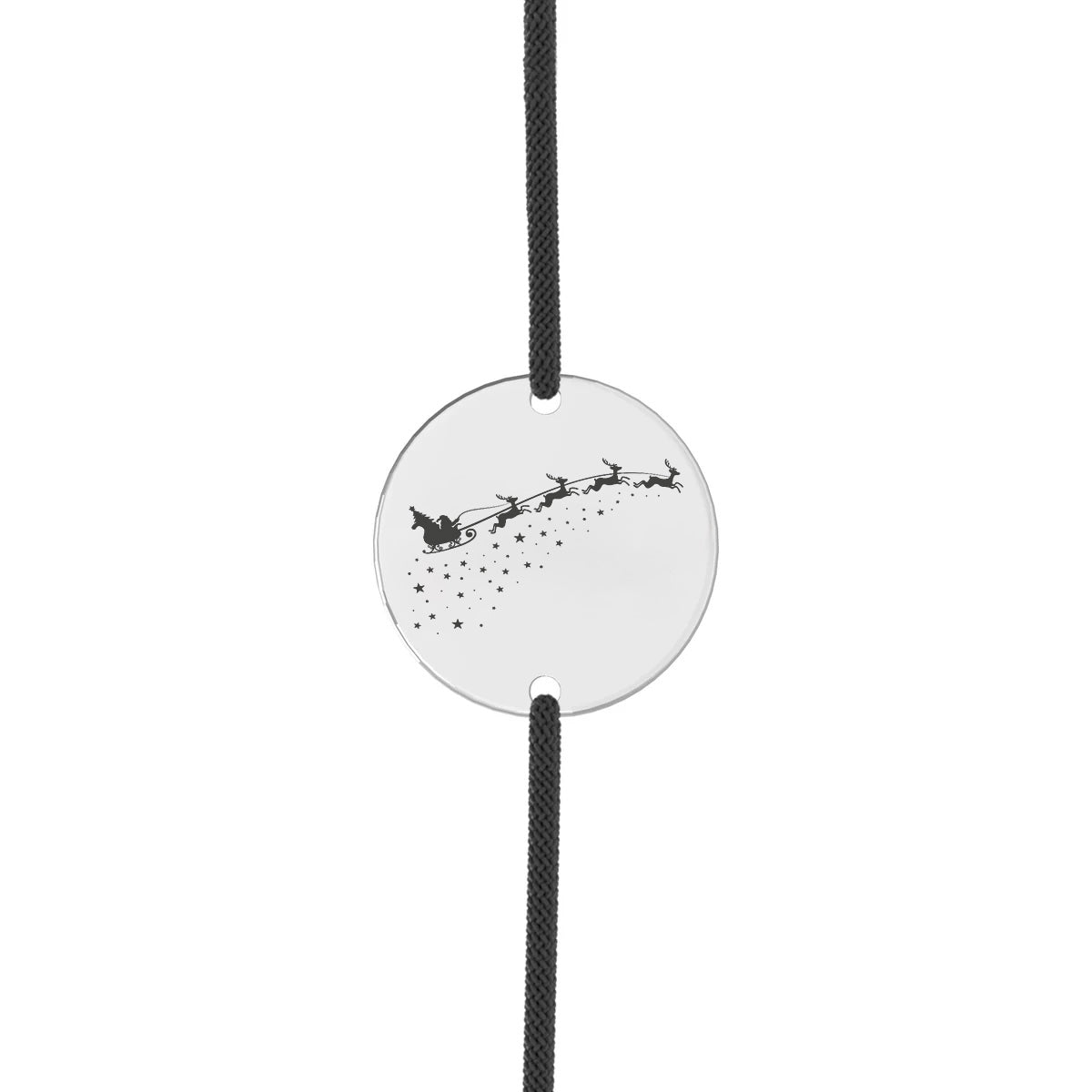 Brățară pentru copii cu șnur negru reglabil și disc rotund din argint 925, gravat pe față cu Moș Crăciun în sanie și renii, iar pe verso cu un mesaj personalizat pentru copil, inclusiv numele lui.