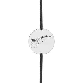 Brățară pentru copii cu șnur negru reglabil și disc rotund din argint 925, gravat pe față cu Moș Crăciun în sanie și renii, iar pe verso cu un mesaj personalizat pentru copil, inclusiv numele lui.