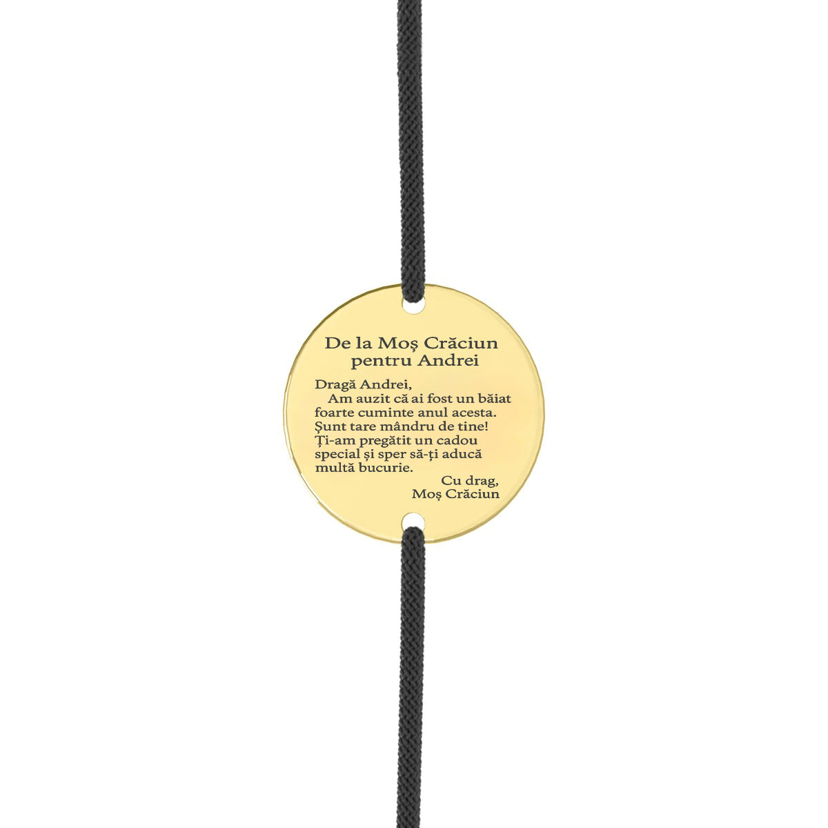 Brățară cu șnur negru și disc din argint placat cu aur 18K, gravat pe față cu Moș Crăciun în sanie și renii, iar pe verso cu un mesaj personalizat cu numele copilului.