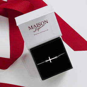 Brățară elegantă cu cruce din argint 925 – bijuterie bestseller Maison La Stéphanie, simbol al protecției și al rafinamentului. Un cadou ideal pentru iubită, soră sau mamă, potrivit pentru purtare zilnică.