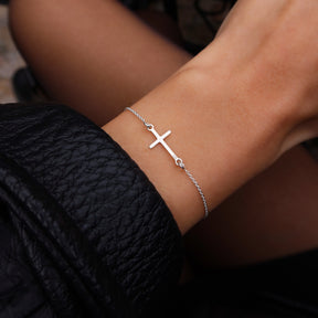 Brățară elegantă cu cruce din argint 925 – bijuterie bestseller Maison La Stéphanie, simbol al protecției și al rafinamentului. Un cadou ideal pentru iubită, soră sau mamă, potrivit pentru purtare zilnică.