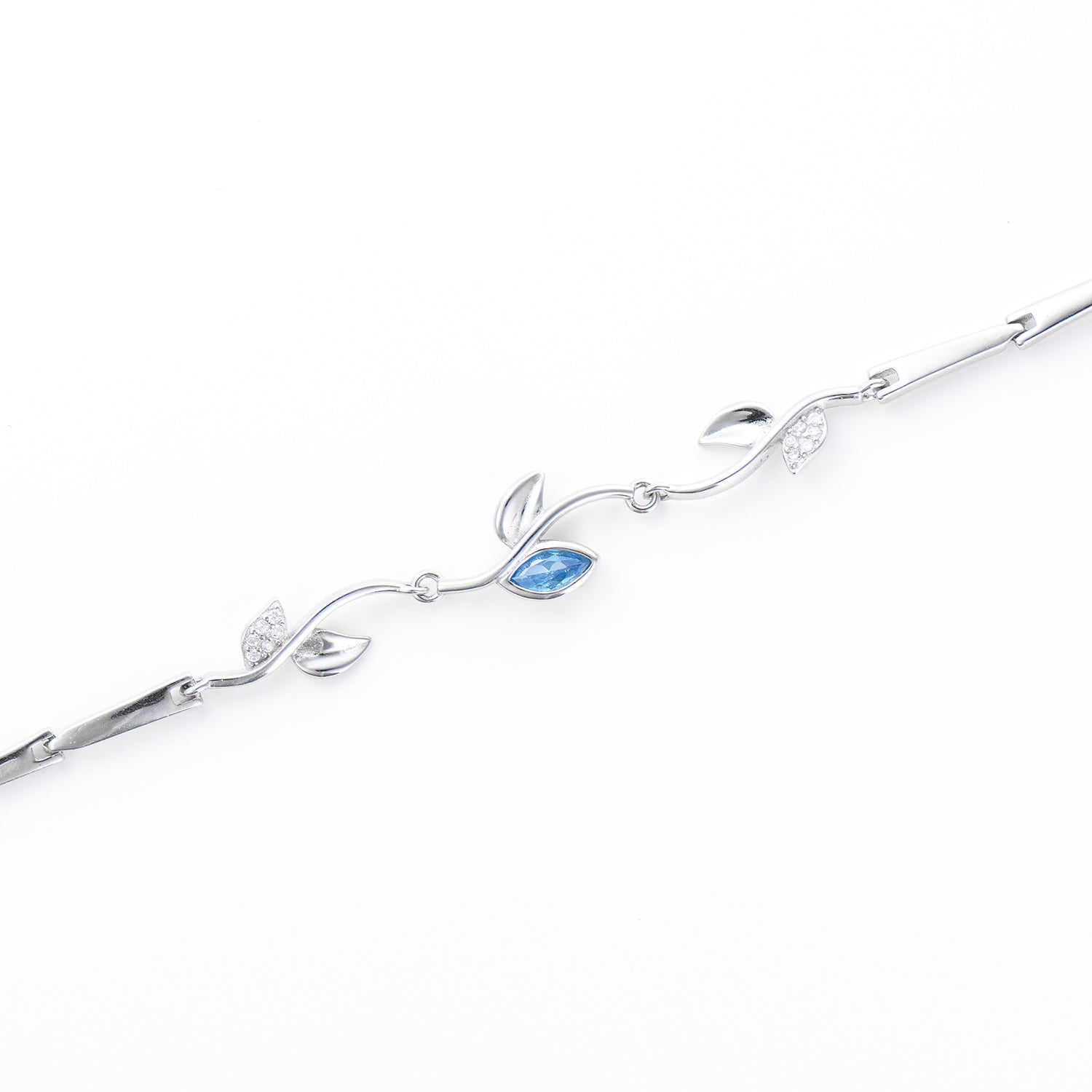 Delicate Blue Flower Bracelet, 925 sterling silver bratara Brățară elegantă din argint 925 placat cu rodiu, cu pietre zirconia albastre – bijuterie fină Maison La Stéphanie, ideală pentru cadou.