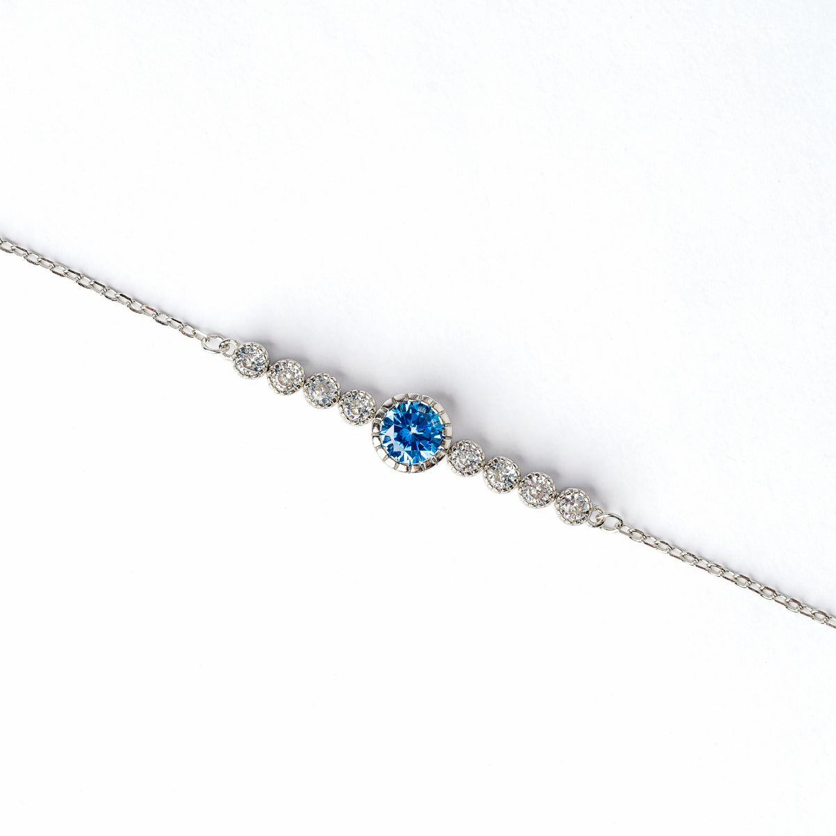 Brățară elegantă din argint 925 cu piatră zirconia albastră – o bijuterie rafinată Maison La Stéphanie, ideală ca și cadou pentru iubită, soție sau prietenă. Perfectă pentru ocazii speciale sau purtare zilnică.