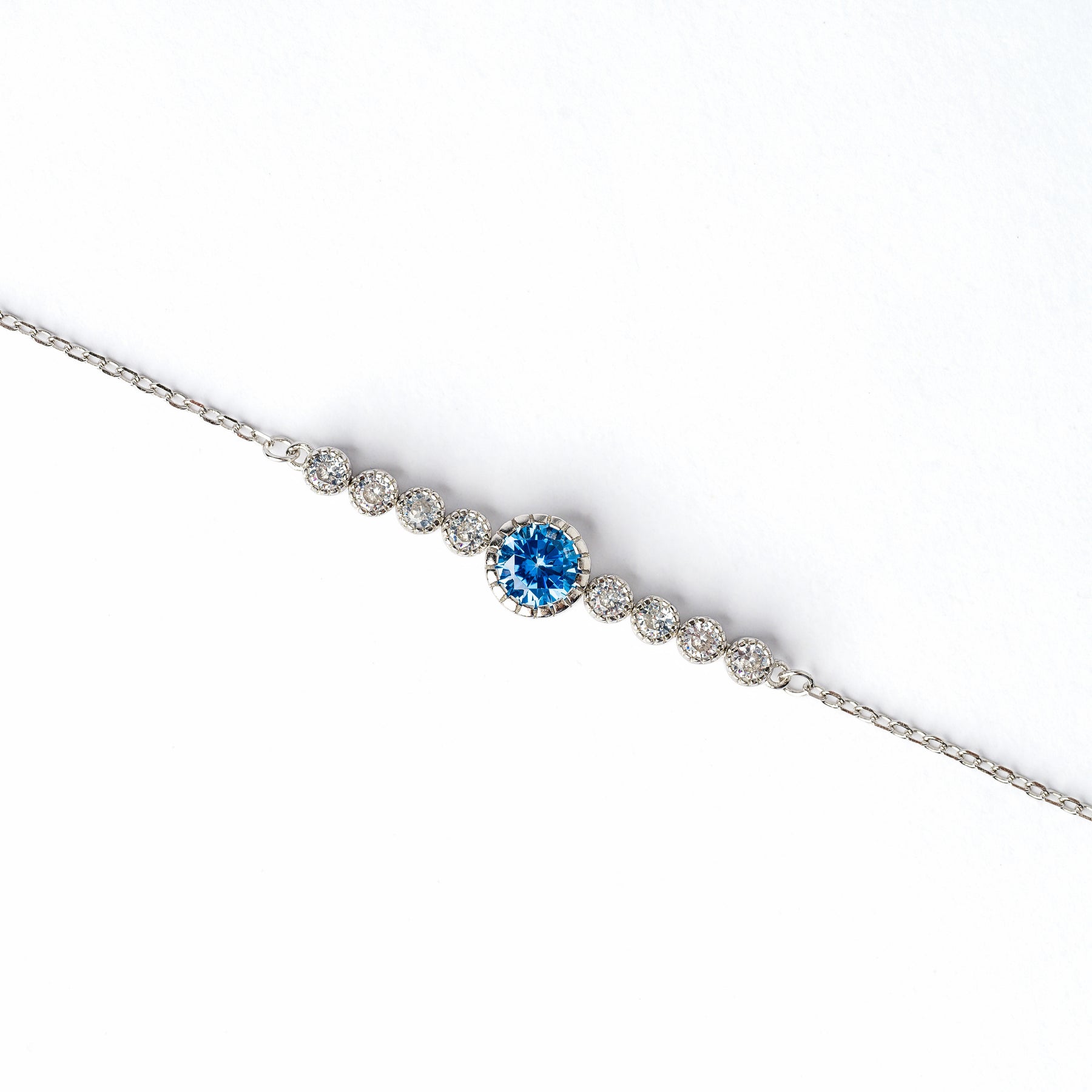 Brățară elegantă din argint 925 cu piatră zirconia albastră – o bijuterie rafinată Maison La Stéphanie, ideală ca și cadou pentru iubită, soție sau prietenă. Perfectă pentru ocazii speciale sau purtare zilnică.