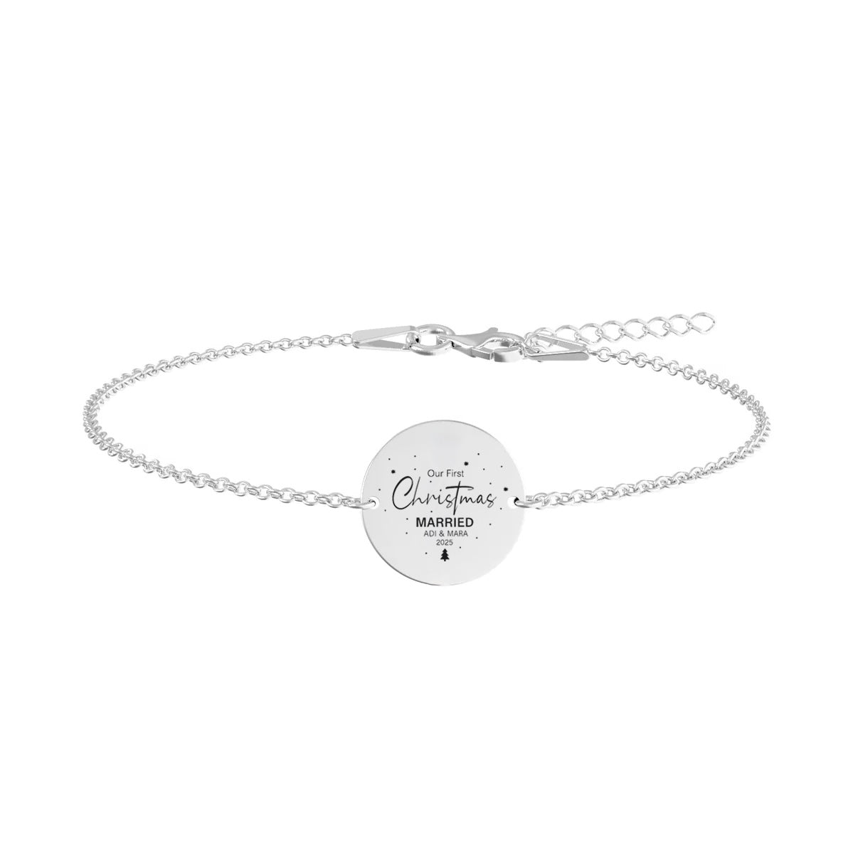 Brățară feminină din argint 925 cu lanț delicat de 16 cm și prelungitor de 5 cm, având un banut de 16 mm gravat cu “Our First Christmas Married”, nume personalizate și simboluri festive.