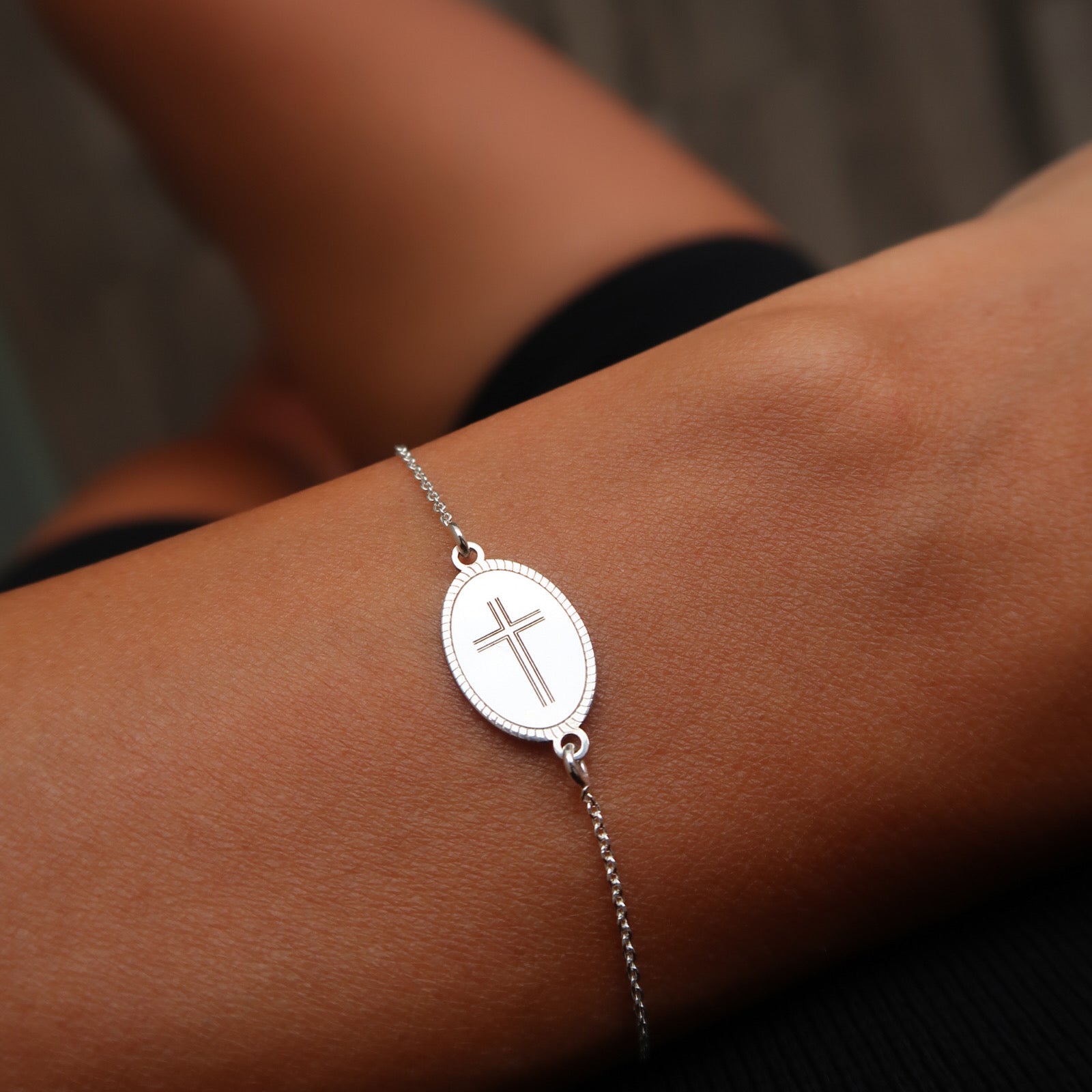 Brățară cu cruce din argint 925 – bijuterie elegantă Maison La Stéphanie, simbol al protecției și credinței. Cadou ideal pentru botez, aniversare, Crăciun sau persoane dragi.