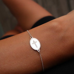 Brățară cu cruce din argint 925 – bijuterie elegantă Maison La Stéphanie, simbol al protecției și credinței. Cadou ideal pentru botez, aniversare, Crăciun sau persoane dragi.