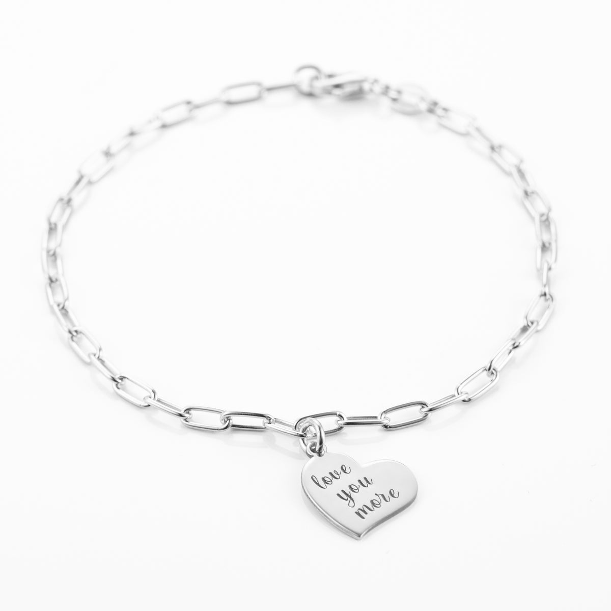 Brățară din argint 925 cu pandantiv inimă gravată „Love you more” – bijuterie Maison La Stéphanie, cadou elegant și simbolic pentru persoana iubită.