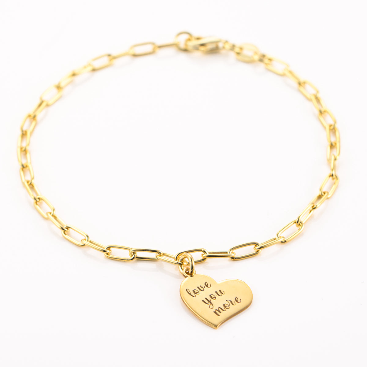 Brățară elegantă din argint 925 placat cu aur 18K, cu pandantiv inimă gravată „Love you more” – bijuterie Maison La Stéphanie, cadou romantic și rafinat pentru persoana iubită.