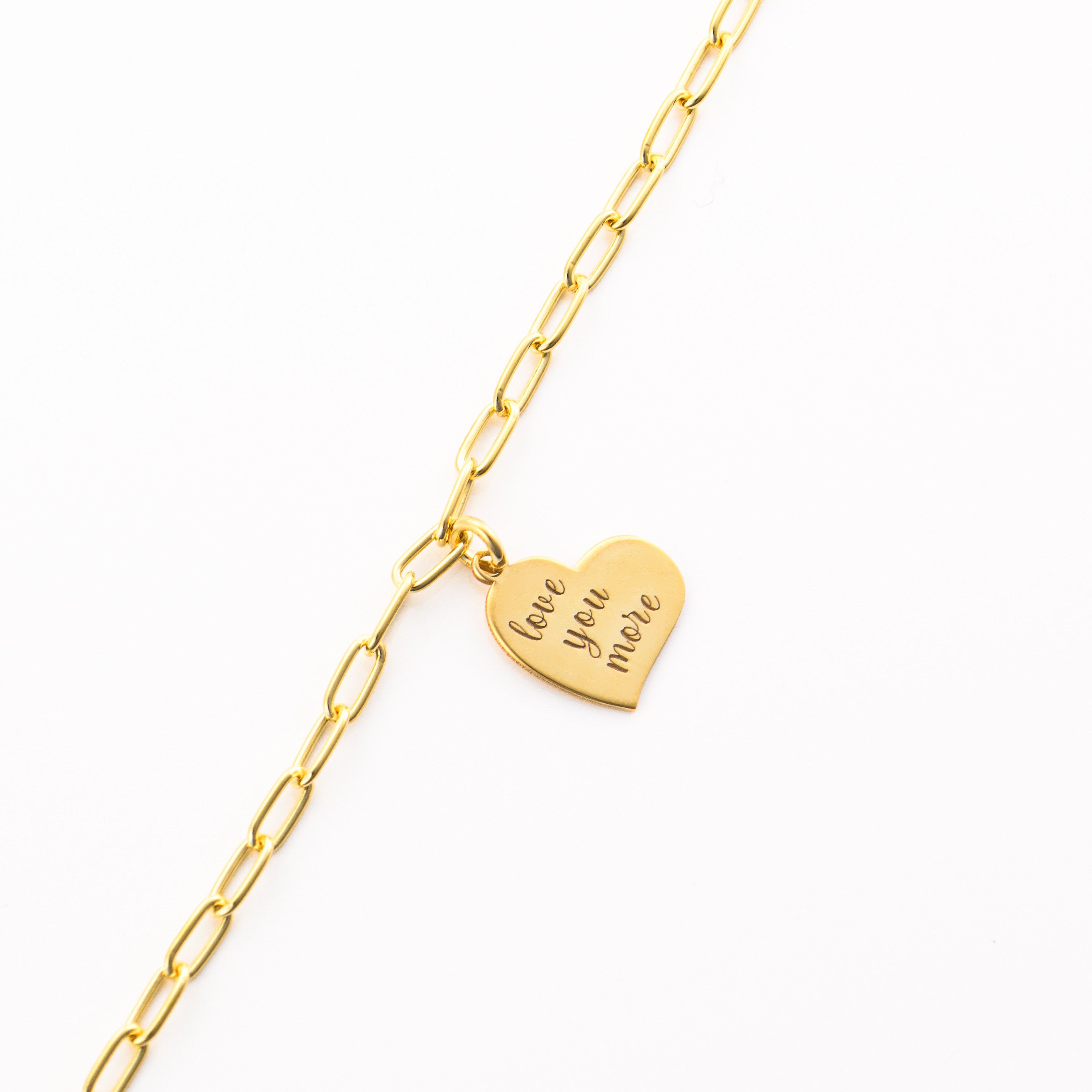 Brățară elegantă din argint 925 placat cu aur 18K, cu pandantiv inimă gravată „Love you more” – bijuterie Maison La Stéphanie, cadou romantic și rafinat pentru persoana iubită.