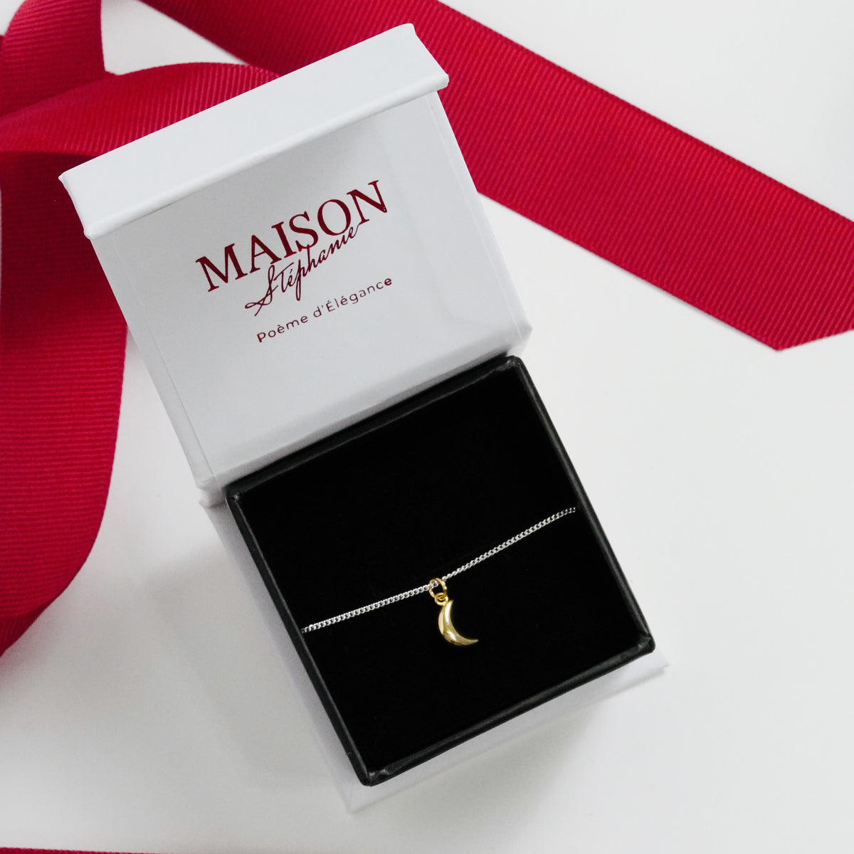 Brățară elegantă din argint 925 cu charm lună aurie placat cu aur 18K – bijuterie fină Maison La Stéphanie, ideală pentru cadou.
