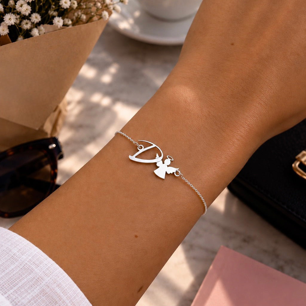 Bratara personalizata cu initiala la alegere si ingeras din Argint 925 Maison La Stéphanie, bijuterie delicata pentru un cadou cu semnificatie.