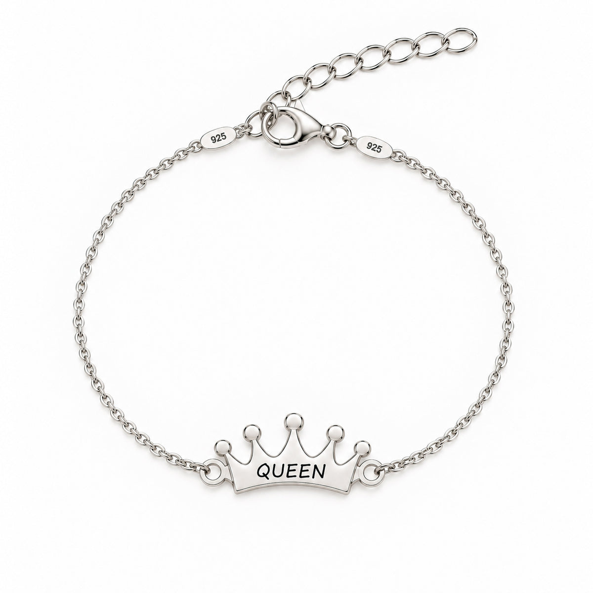 Bratara Petite Reine din Argint 925 cu pandantiv in forma de coronita cu cinci varfuri rotunjite, gravura neagra QUEEN, lant subtire si inchidere reglabila