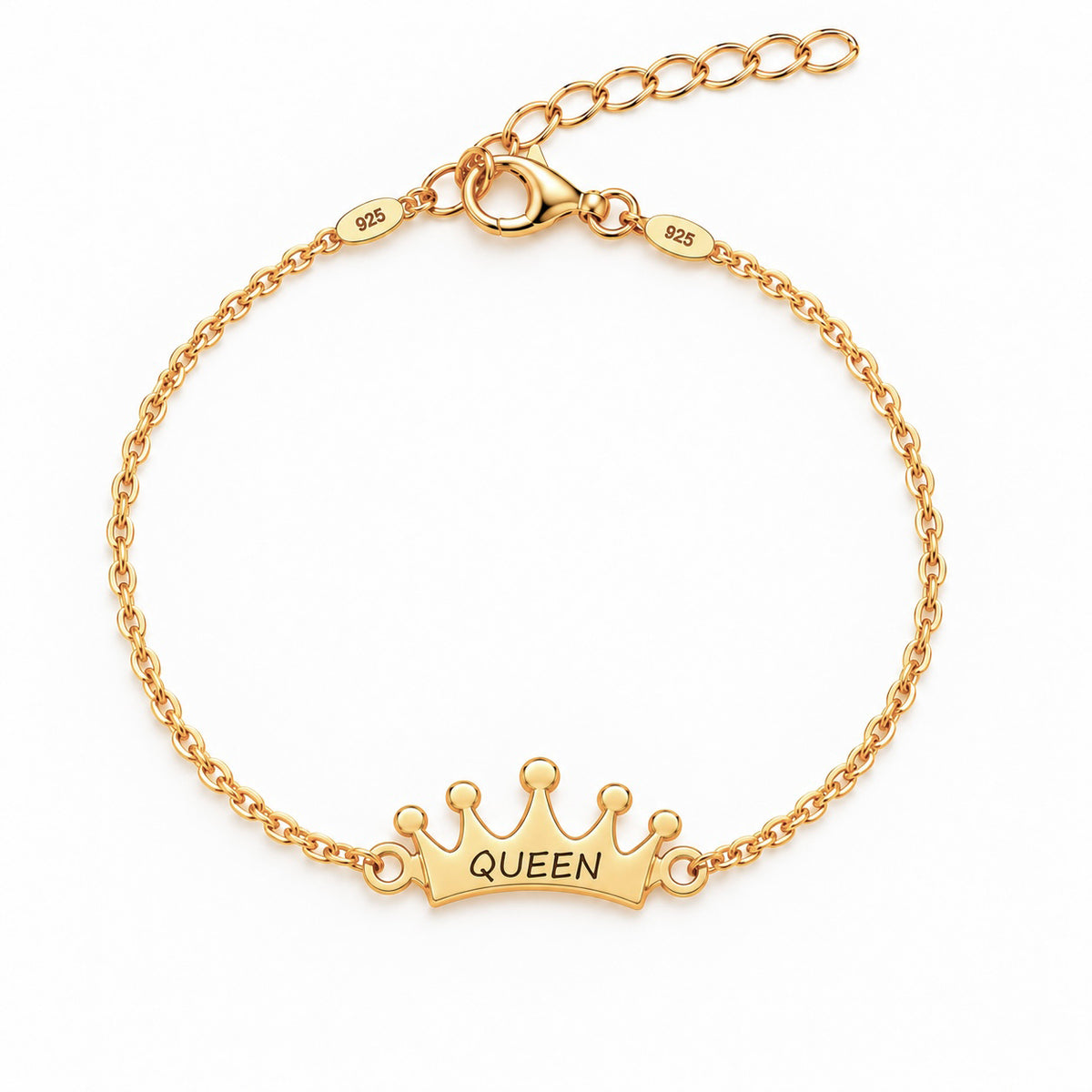 Bratara Petite Reine din Argint 925 placat cu Aur de 18K cu pandantiv auriu in forma de coronita cu cinci varfuri rotunjite, personalizata cu gravura QUEEN si lant fin ajustabil