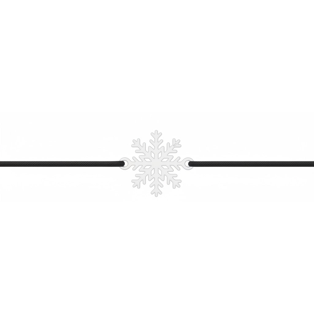 Brățară cu șnur subțire negru din mătase și pandantiv fulg de nea din argint placat cu rodiu, dimensiune 15 mm, lungime reglabilă.