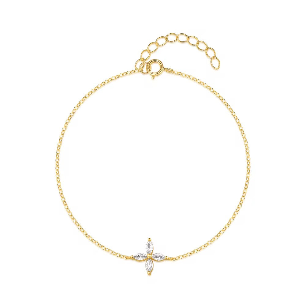 Brățară din argint 925 placat cu aur, cu floare delicată din zirconii strălucitoare. Model feminin și elegant cu design minimalist Maison la Stephanie