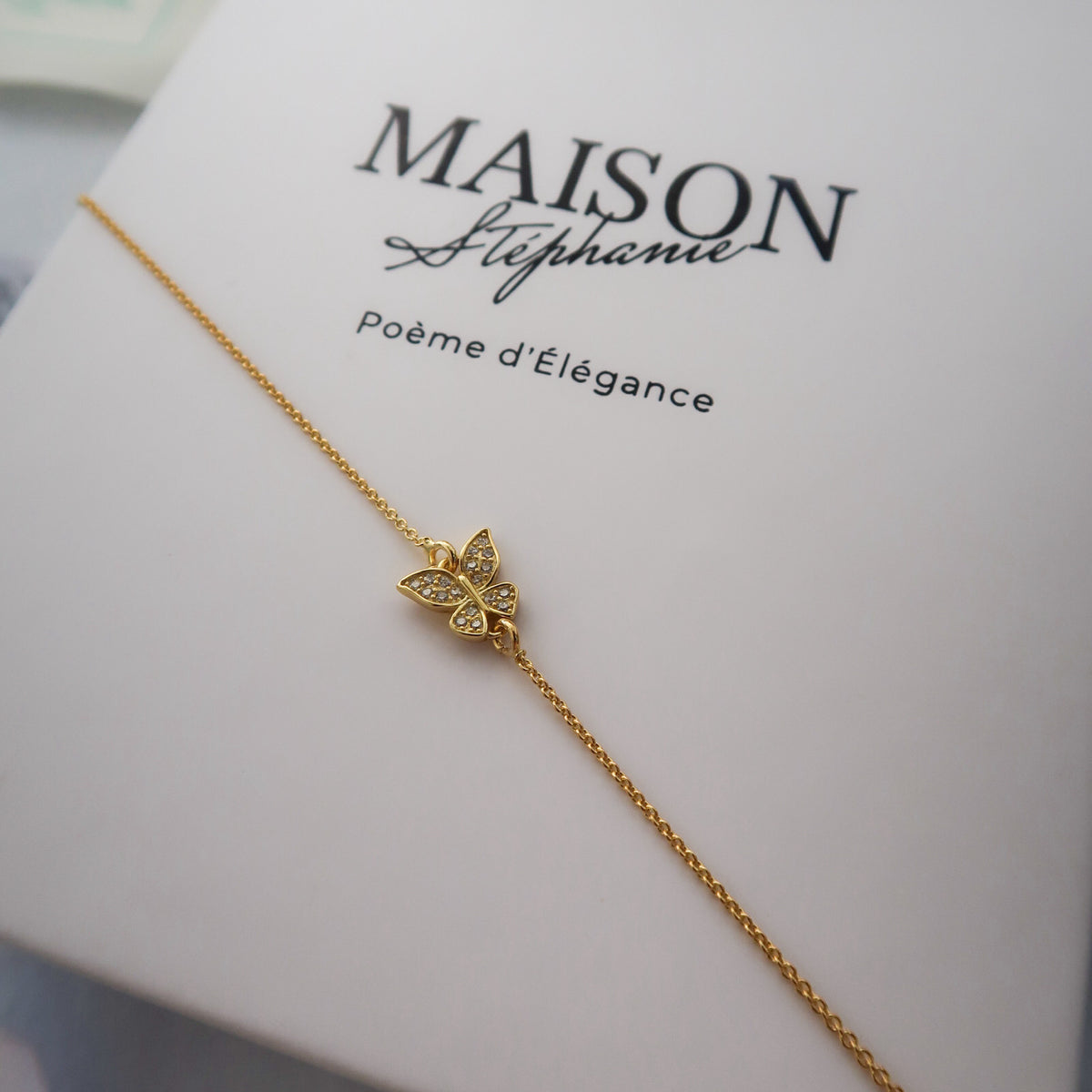 Brățară fluture din argint 925 placat cu aur 18K și zirconii – bijuterie elegantă Maison La Stéphanie, perfectă ca dar pentru iubită sau prietenă.