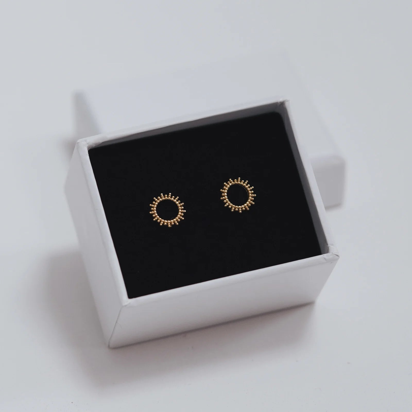 Cercei Gold Sun din argint 925 placat cu aur 14K – bijuterii elegante în formă de soare, perfecte pentru vară sau cadou de Crăciun, Moș Nicolae ori aniversare.