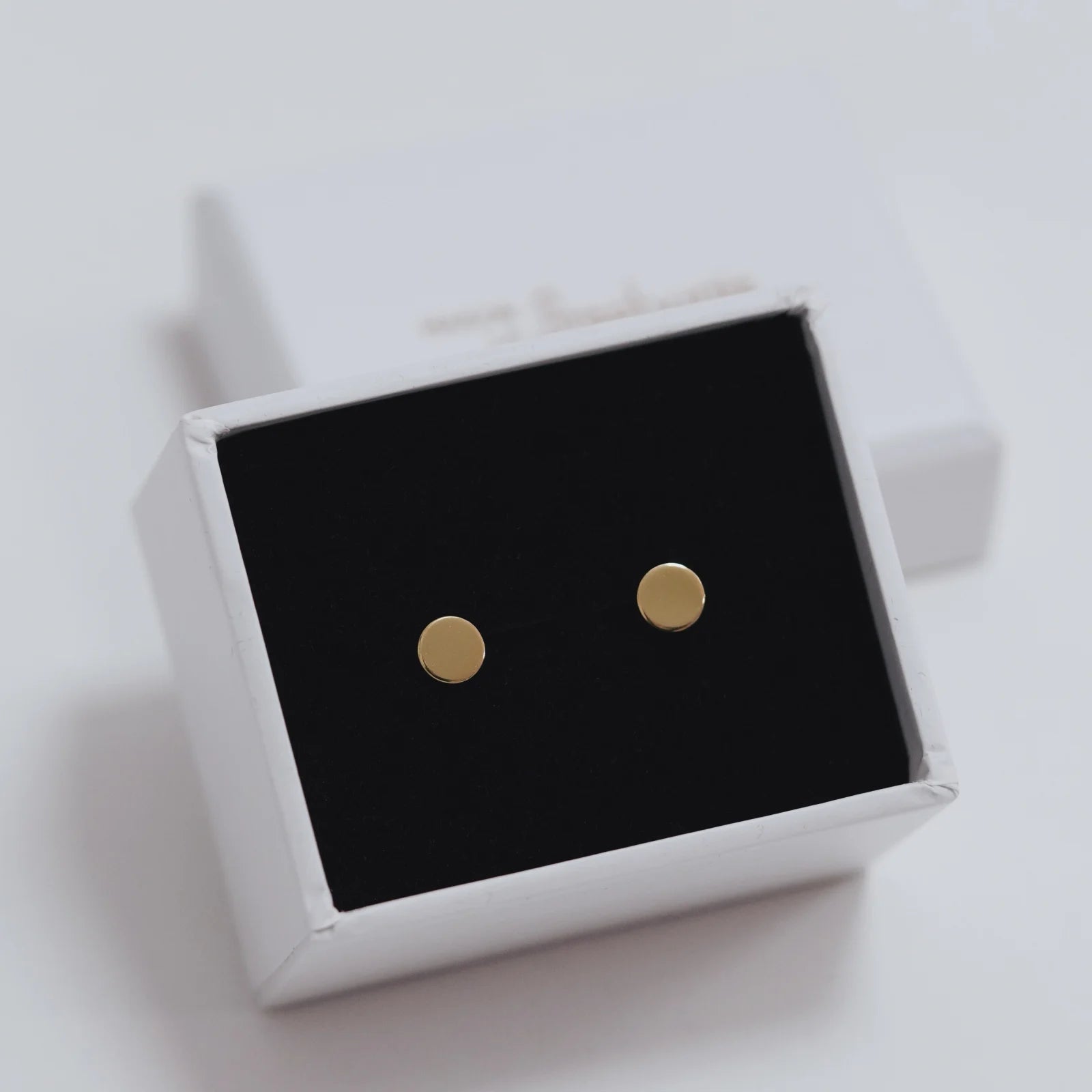 Cercei rotunzi din argint 925 placat cu aur 14K – model minimalist, elegant și versatil, potrivit pentru purtare zilnică sau cadou de Crăciun, Moș Nicolae ori aniversare.