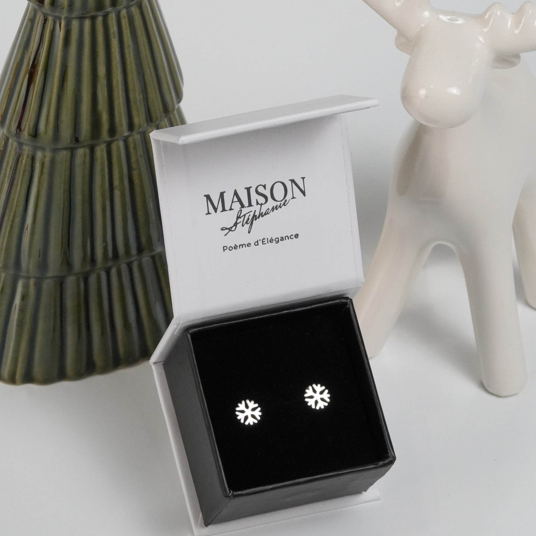 Cercei eleganți din argint 925 în formă de fulg de nea – bijuterie rafinată Maison La Stéphanie, perfectă pentru sezonul de iarnă sau cadou de Crăciun.