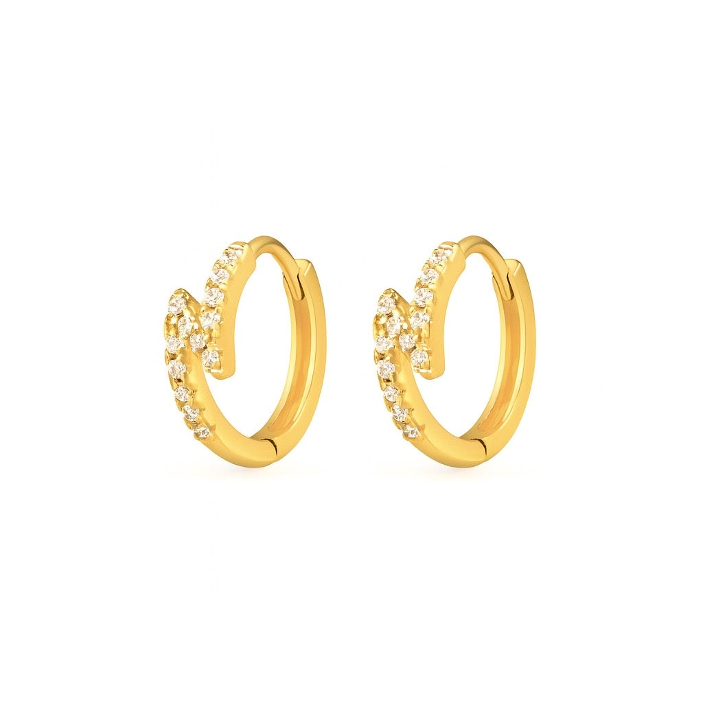 Pereche de cercei mici tip huggie, din argint placat cu aur 18K, cu un design curbat în formă de twist, decorat cu șir de zirconii mici și strălucitoare.