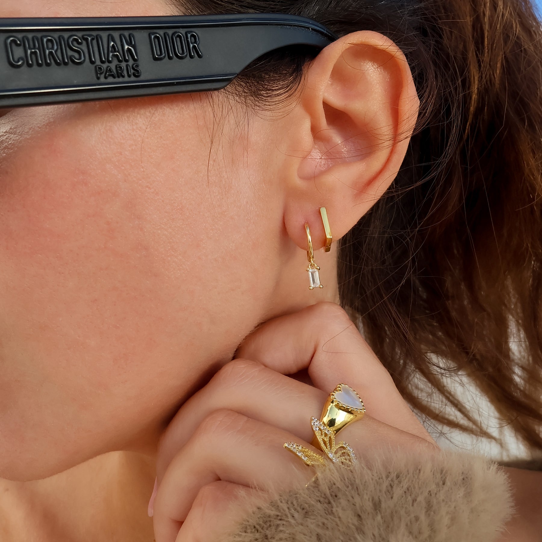 Cercei eleganți din argint placat cu aur 18K, cu zirconiu alb — un accesoriu classy și un cadou rafinat pentru pasionatele de bijuterii fine Maison La Stéphanie.