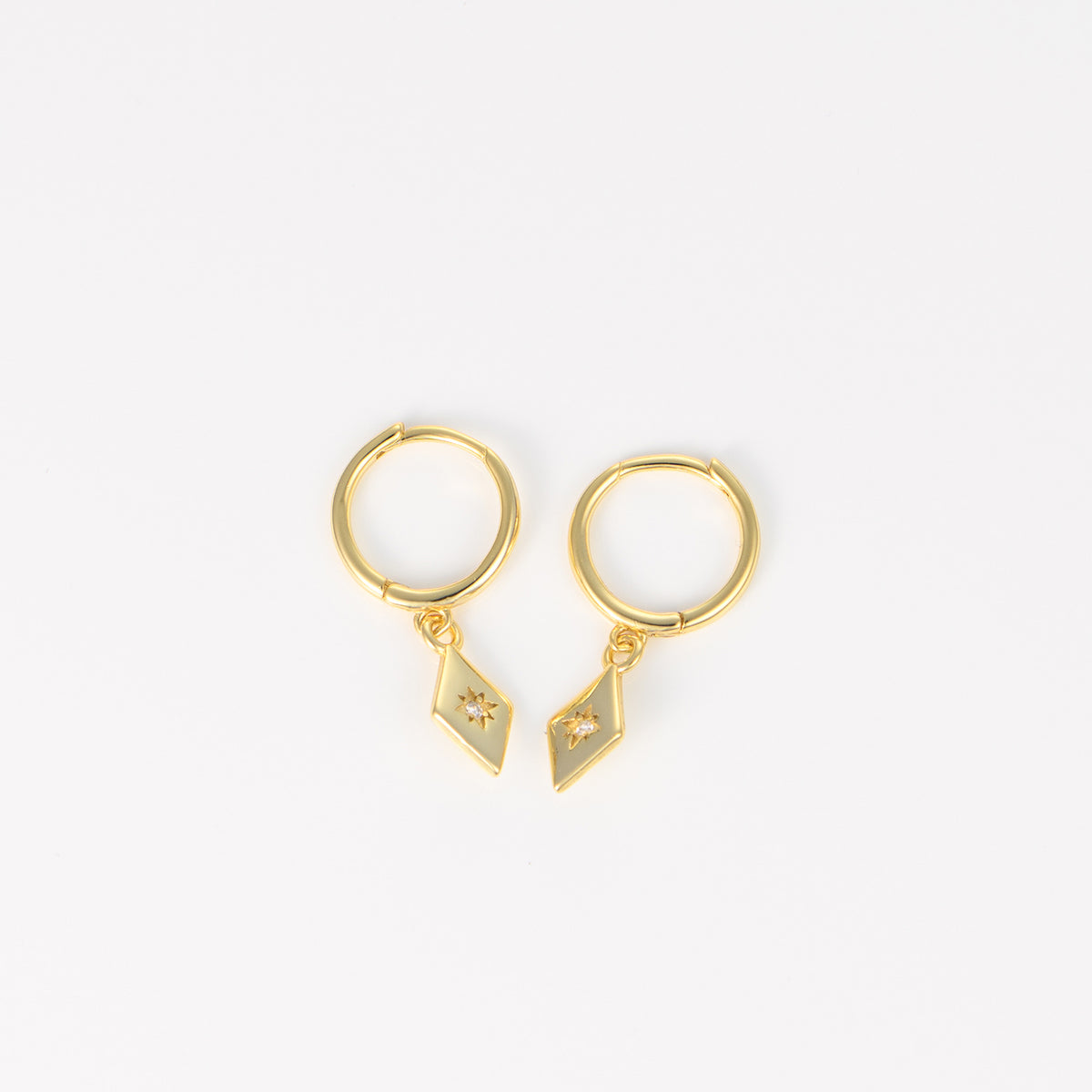 Cercei eleganți tip hoops din argint 925 placat cu aur 18K, cu pietre zirconia – bijuterii rafinate Maison La Stéphanie, ideale pentru cadou.