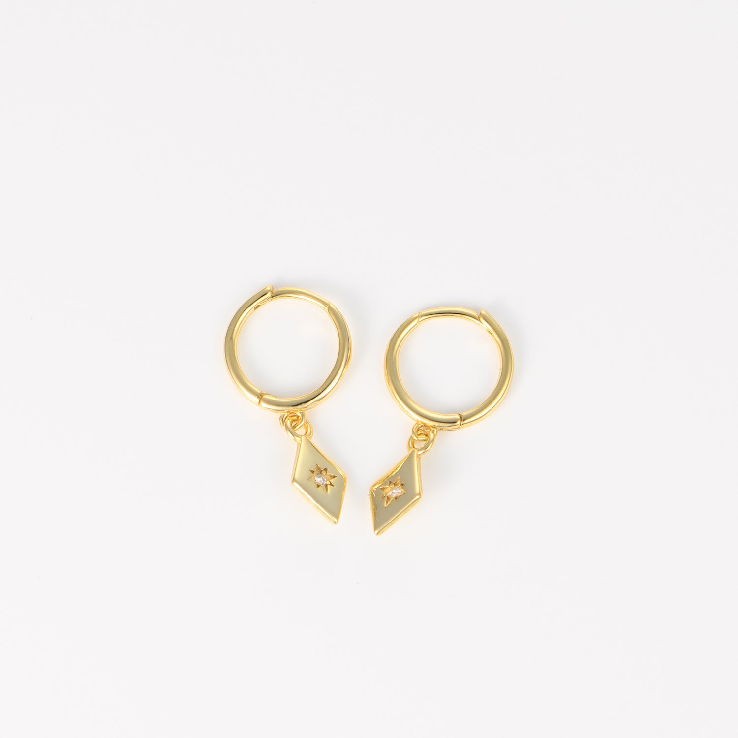 Cercei eleganți tip hoops din argint 925 placat cu aur 18K, cu pietre zirconia – bijuterii rafinate Maison La Stéphanie, ideale pentru cadou.