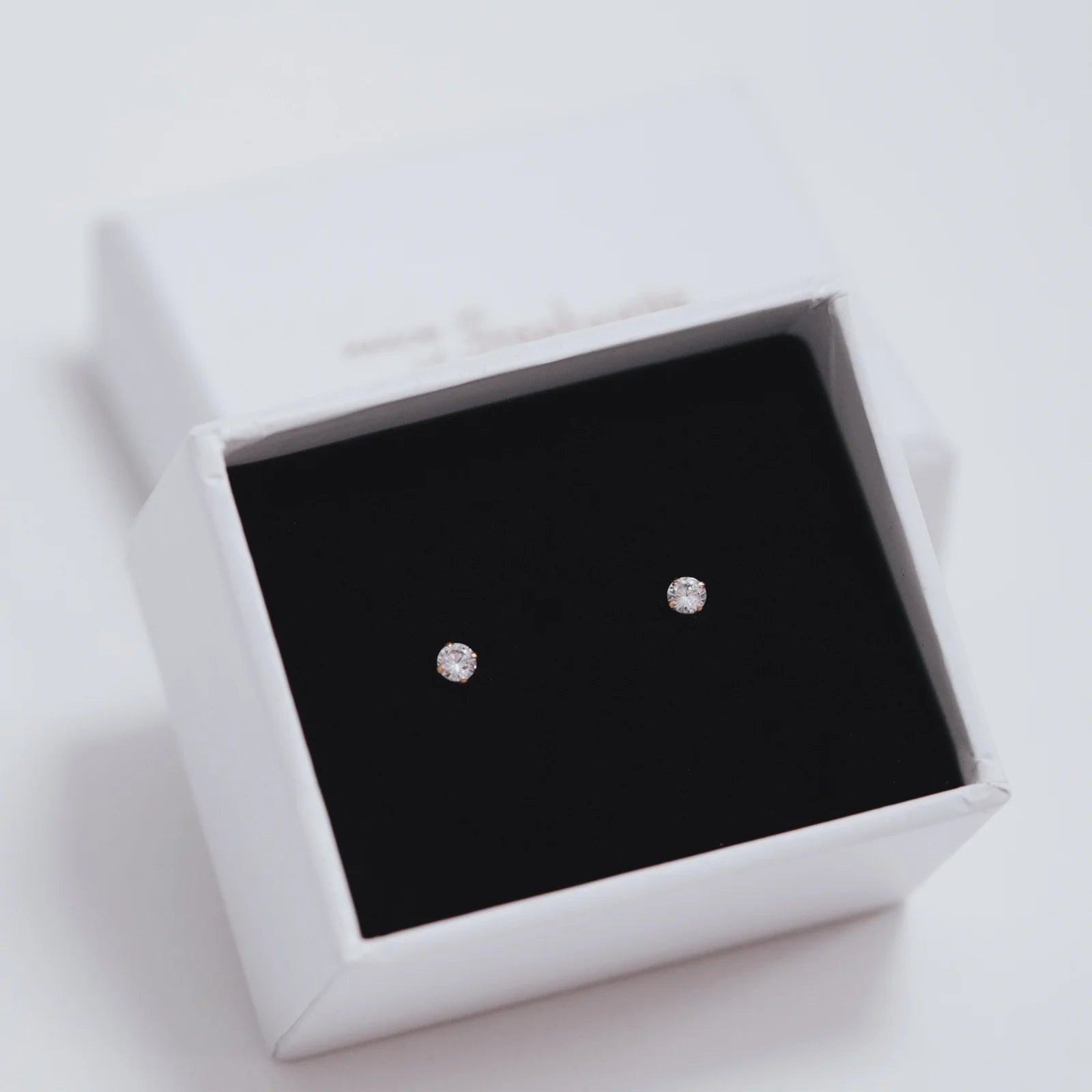 Cercei Little Diamond din argint 925 placat cu aur 14K – bijuterii fine, elegante și ușor de purtat, ideale pentru cadou de Crăciun sau Moș Nicolae.