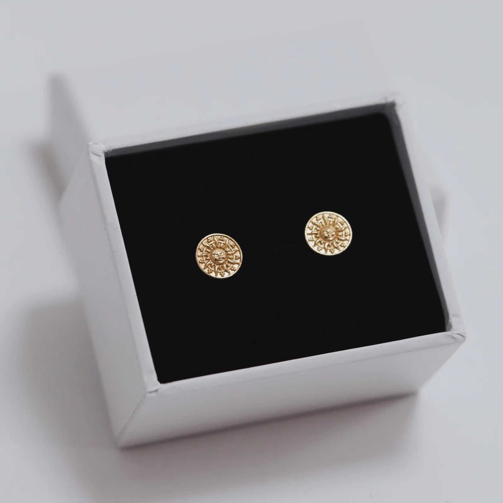 Cercei Mystic Sun din argint 925 placat cu aur 14K – bijuterii solare cu simbol mistic, perfecte pentru cadouri rafinate de Crăciun, vară sau aniversare.