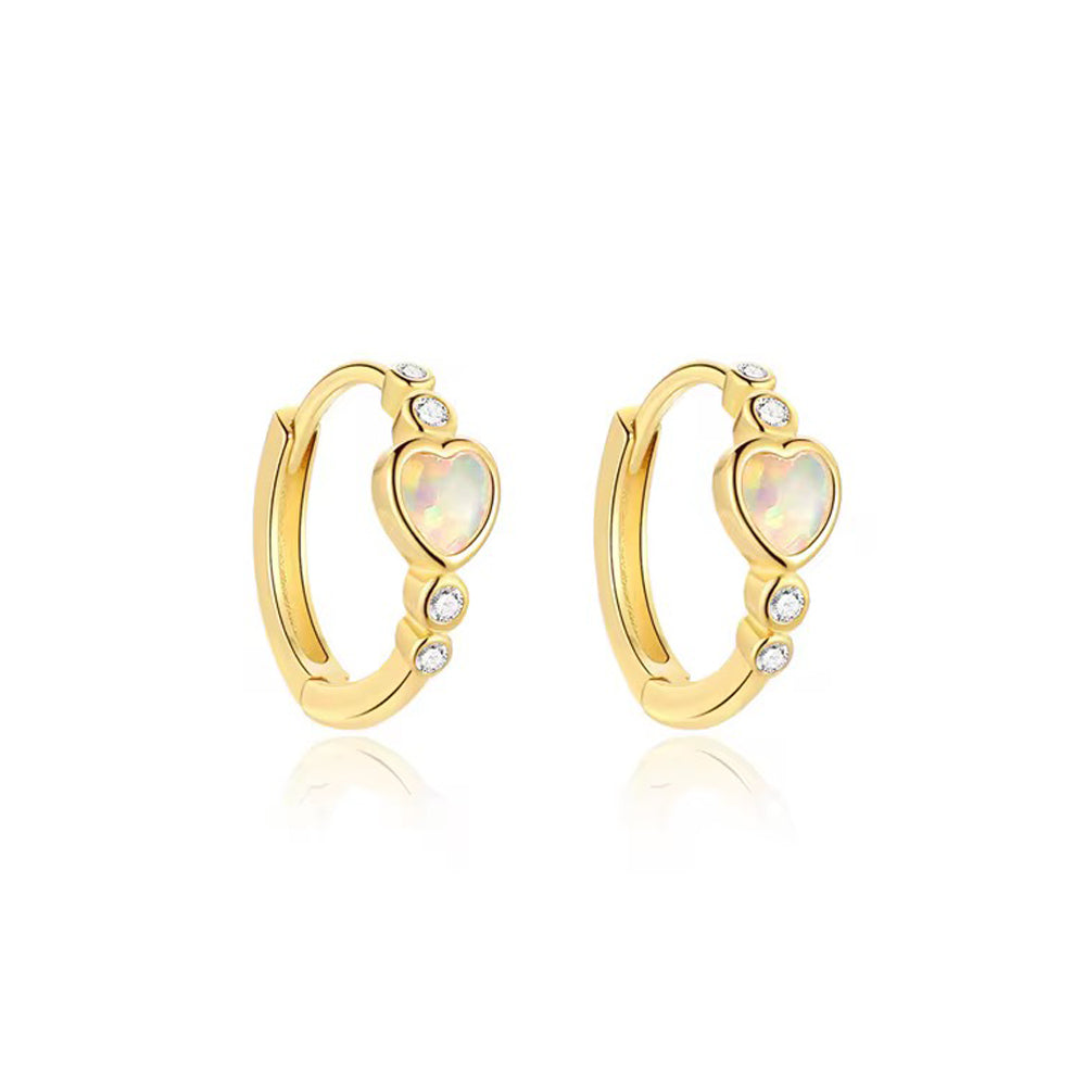 Pereche de cercei hoop mici din argint placat cu aur 18K, decorați cu inimă din opal iridescent și zirconii mici.