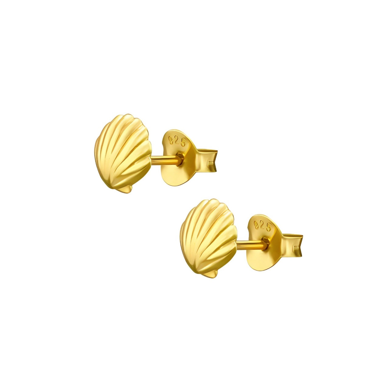 Cercei în formă de scoică din argint 925 placat cu aur 24K — bijuterii de vară Maison La Stéphanie, delicate și elegante, inspirate de mare și soare.