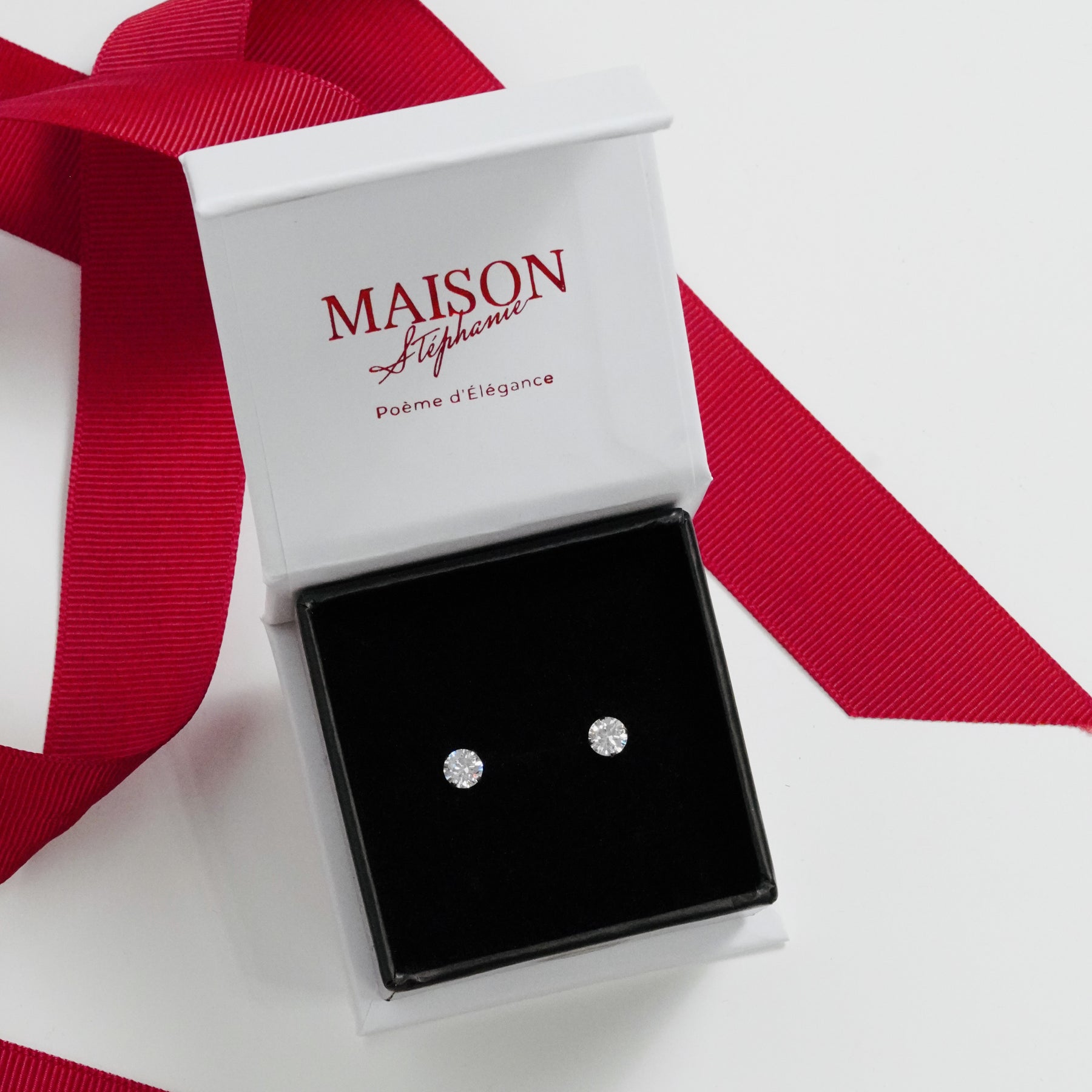 Cercei cu piatră albă zirconia, din argint 925. Design clasic, elegant și rafinat. Maison La Stéphanie.