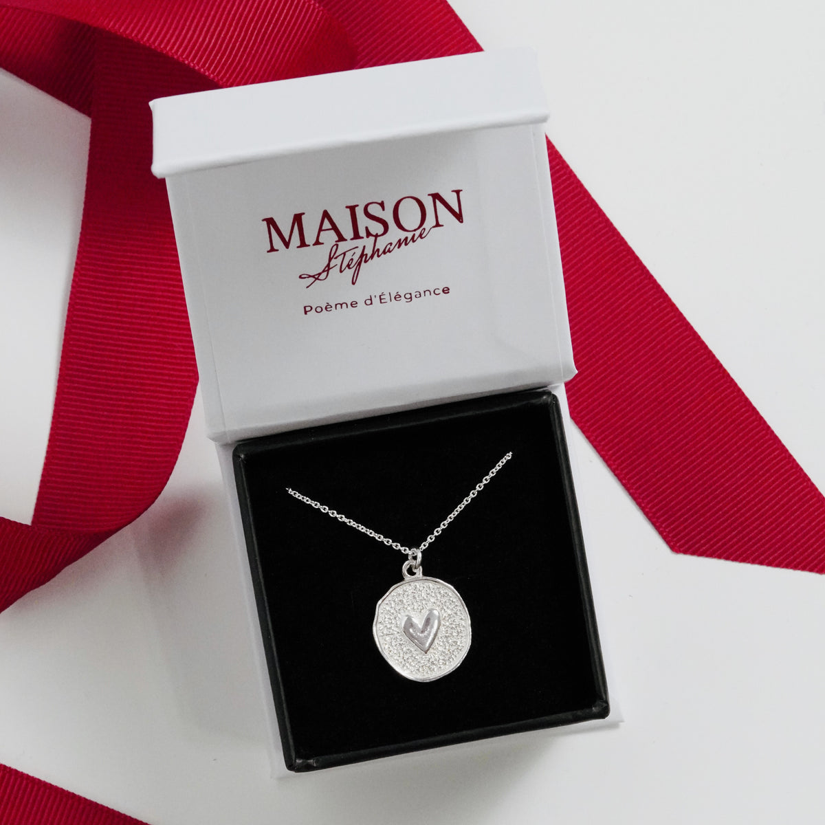 Bijuterie elegantă din argint 925, Chloe Love Necklace este un colier cu inimă fin gravată, perfect ca simbol al iubirii — un cadou ideal pentru aniversări sau pentru persoana dragă.