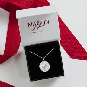 Bijuterie elegantă din argint 925, Chloe Love Necklace este un colier cu inimă fin gravată, perfect ca simbol al iubirii — un cadou ideal pentru aniversări sau pentru persoana dragă.