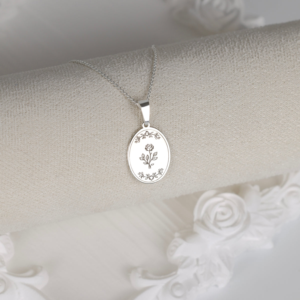 colier argint trandafir pandantiv oval gravat regency love letters collection maison stephanie