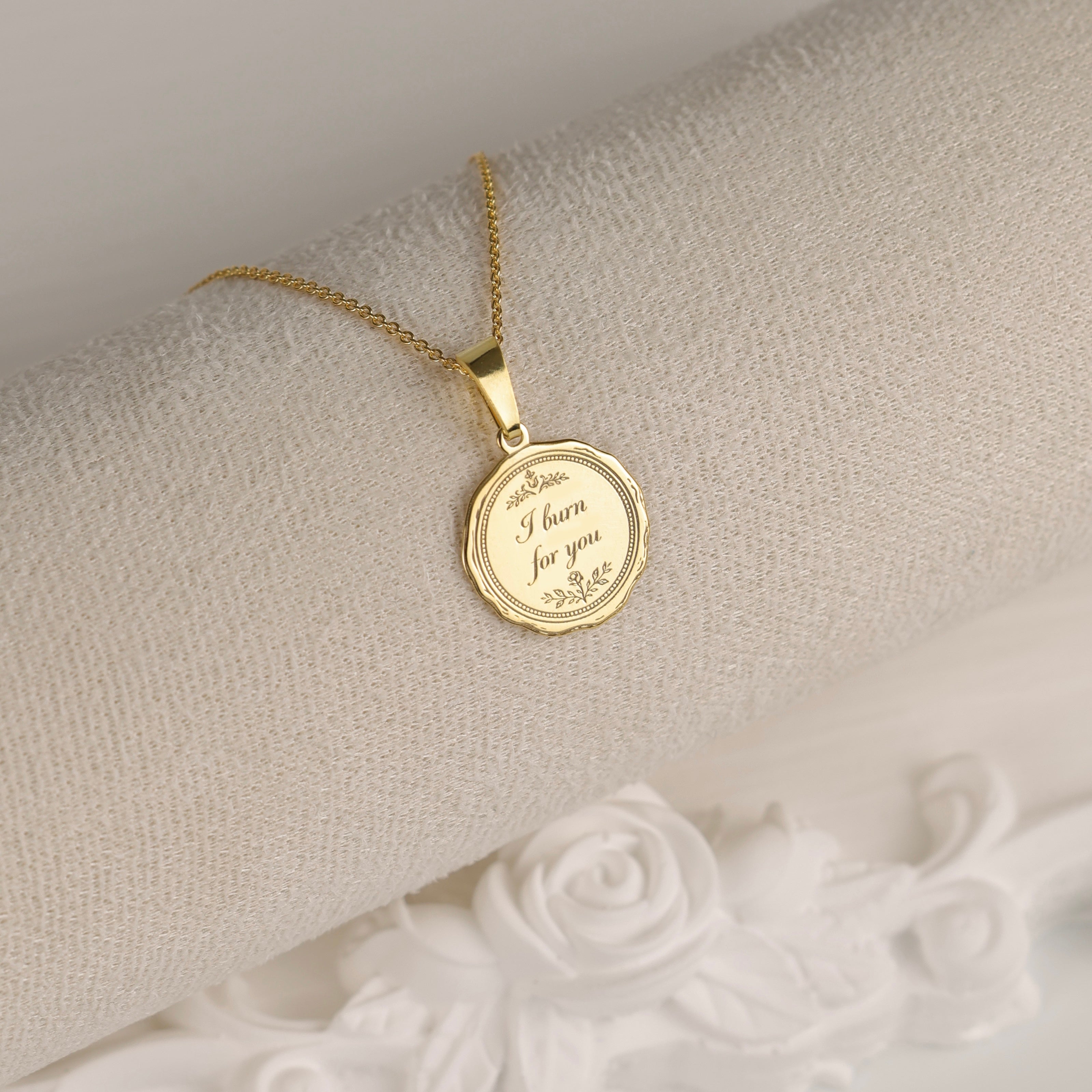 colier argint placat cu aur i burn for you pandantiv oval gravat regency love letters collection maison stephanie