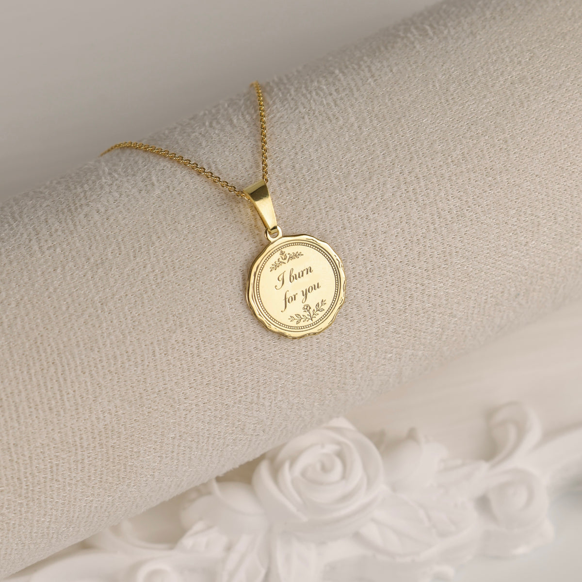 colier argint placat cu aur i burn for you pandantiv oval gravat regency love letters collection maison stephanie