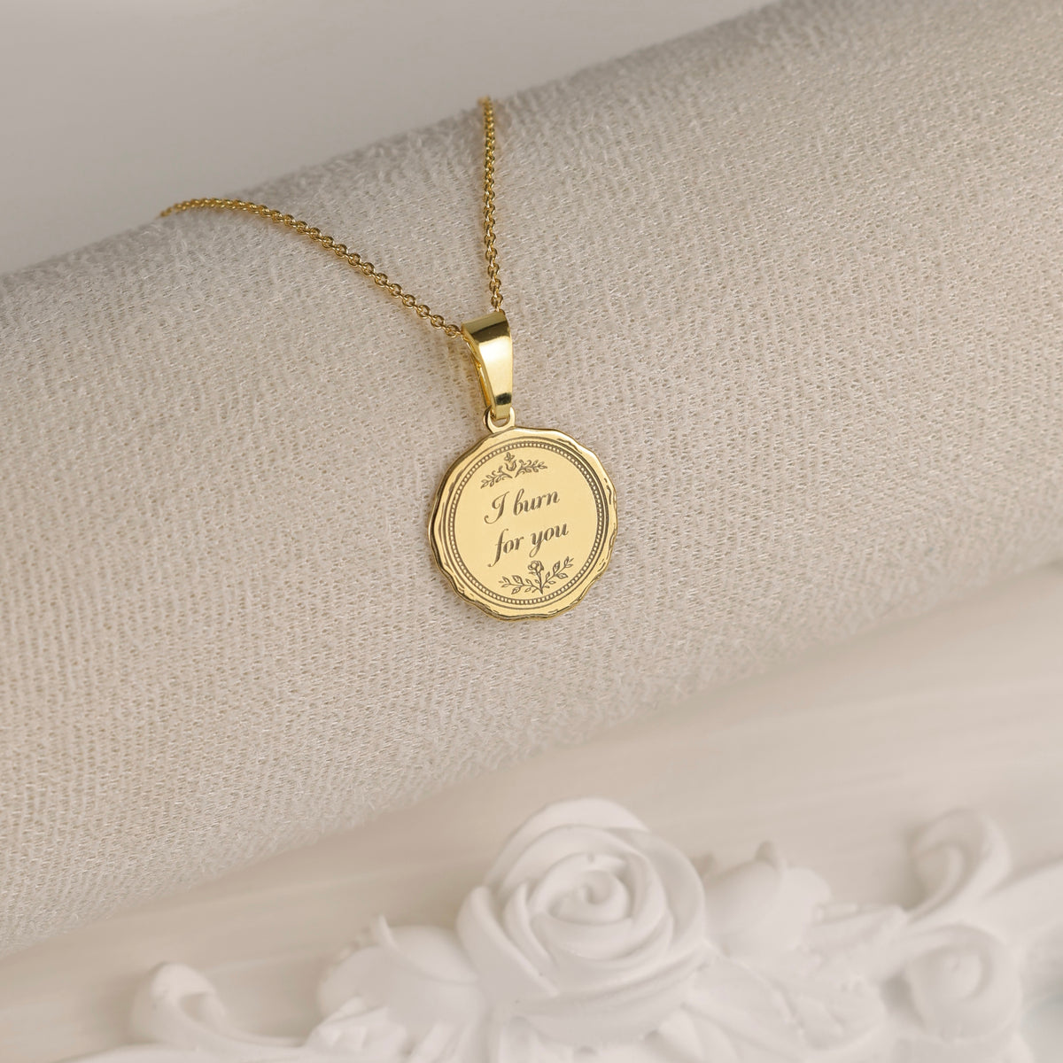 colier argint placat cu aur i burn for you pandantiv oval gravat regency love letters collection maison stephanie