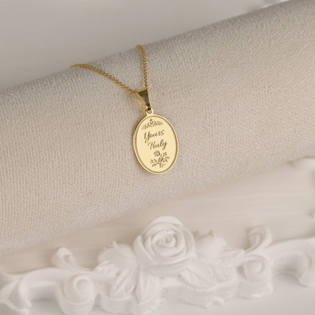 colier argint placat cu aur yours truly pandantiv oval gravat regency love letters collection maison stephanie