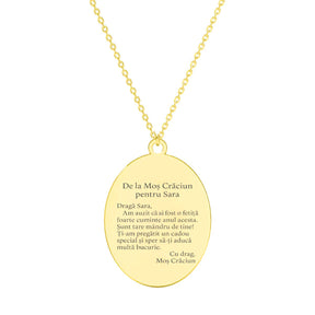 Colier din argint placat cu aur 18K, cu lanț de 40 cm + 5 cm prelungitor, având un pandantiv oval gravat cu Moș Crăciun și renii pe față, iar pe verso cu un mesaj dedicat copilului, personalizat cu nume.