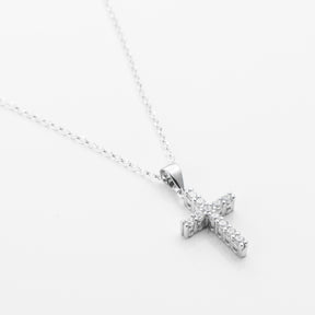 Colier cu pandantiv cruce mică din argint 925 – bestseller Maison La Stéphanie. Un cadou elegant și simbolic, perfect pentru sărbători, aniversări sau ocazii religioase, cu pietre zirconia și finisaj de lux.