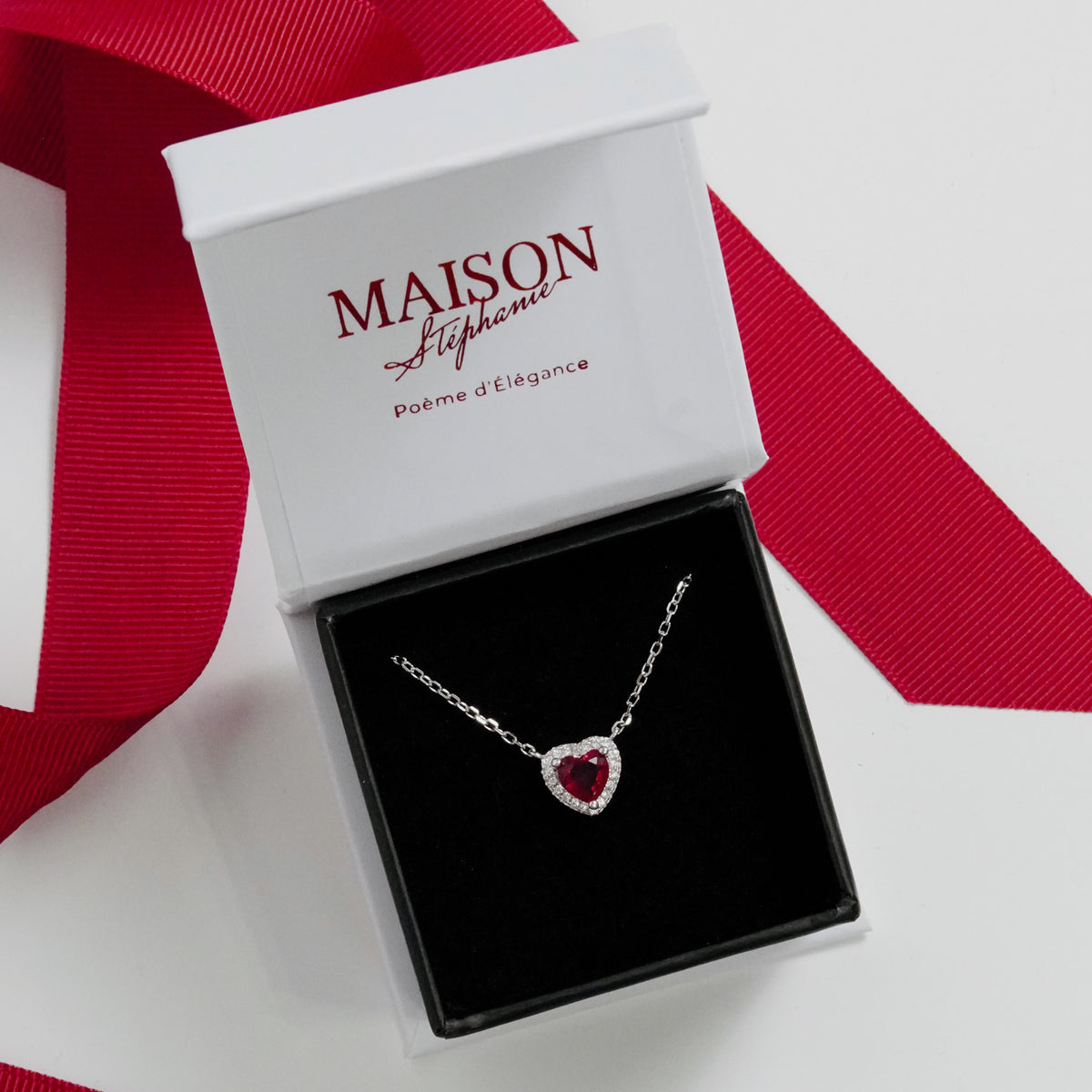 Colier Inimă Ruby din argint 925 – bijuterie elegantă Maison La Stéphanie, placată cu rodiu, cu zirconiu roșu intens. Cadoul perfect pentru Valentine’s Day, Dragobete sau aniversare.