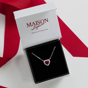 Colier Inimă Ruby din argint 925 – bijuterie elegantă Maison La Stéphanie, placată cu rodiu, cu zirconiu roșu intens. Cadoul perfect pentru Valentine’s Day, Dragobete sau aniversare.