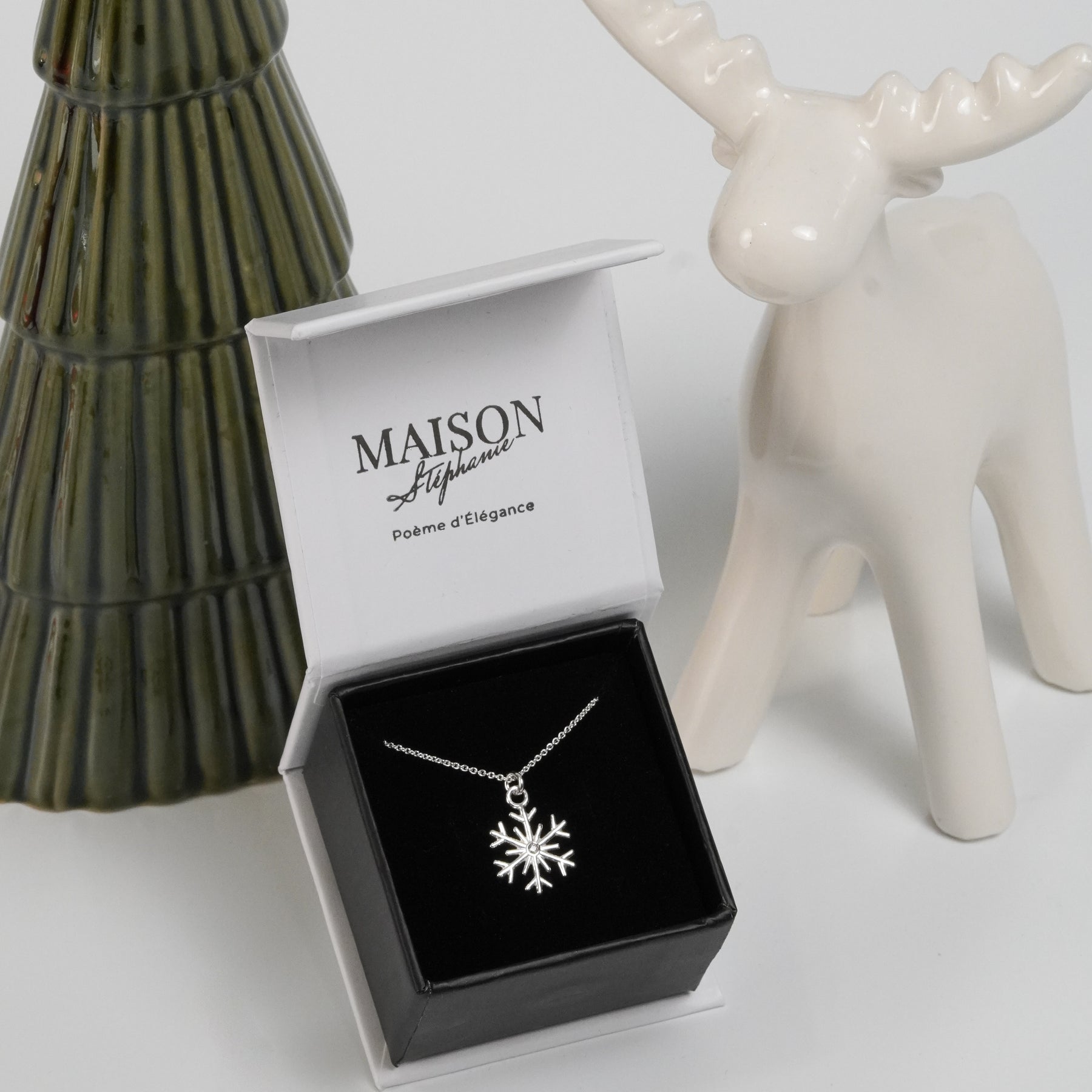 Colier elegant din argint 925 cu pandantiv fulg de nea — un simbol al iernii și al iubirii pure, semnat Maison La Stéphanie. Cadou perfect pentru sărbători.