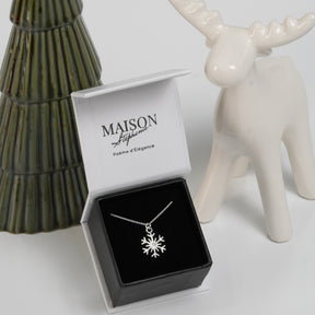 Colier elegant din argint 925 cu pandantiv fulg de nea — un simbol al iernii și al iubirii pure, semnat Maison La Stéphanie. Cadou perfect pentru sărbători.